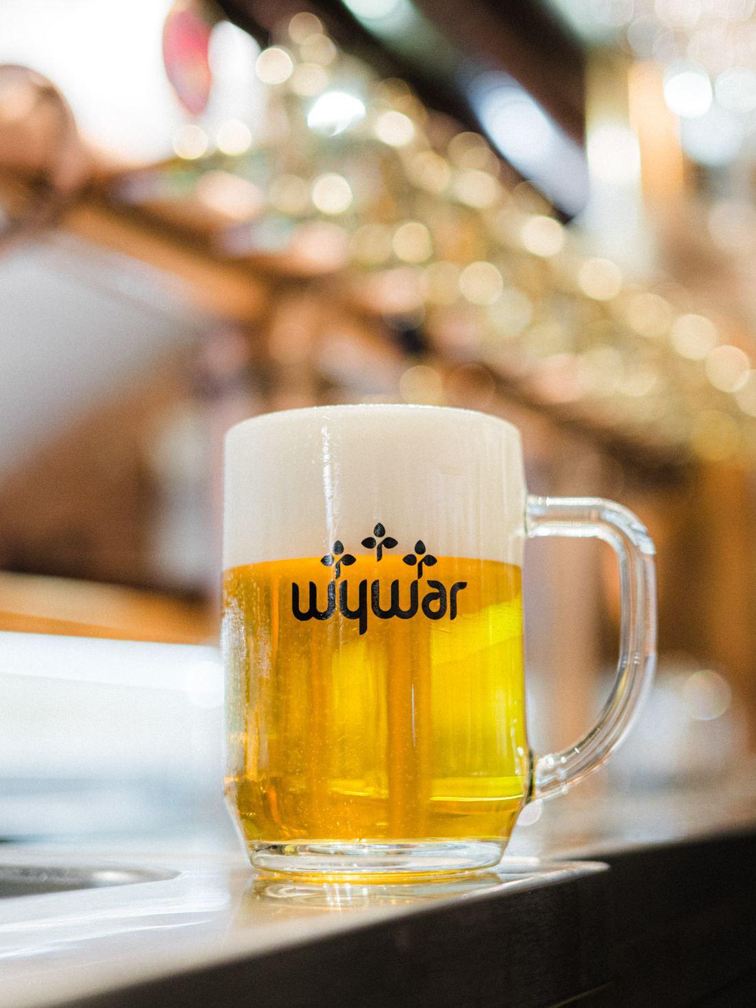 Plný krígeľ Wywar na bare pivárne